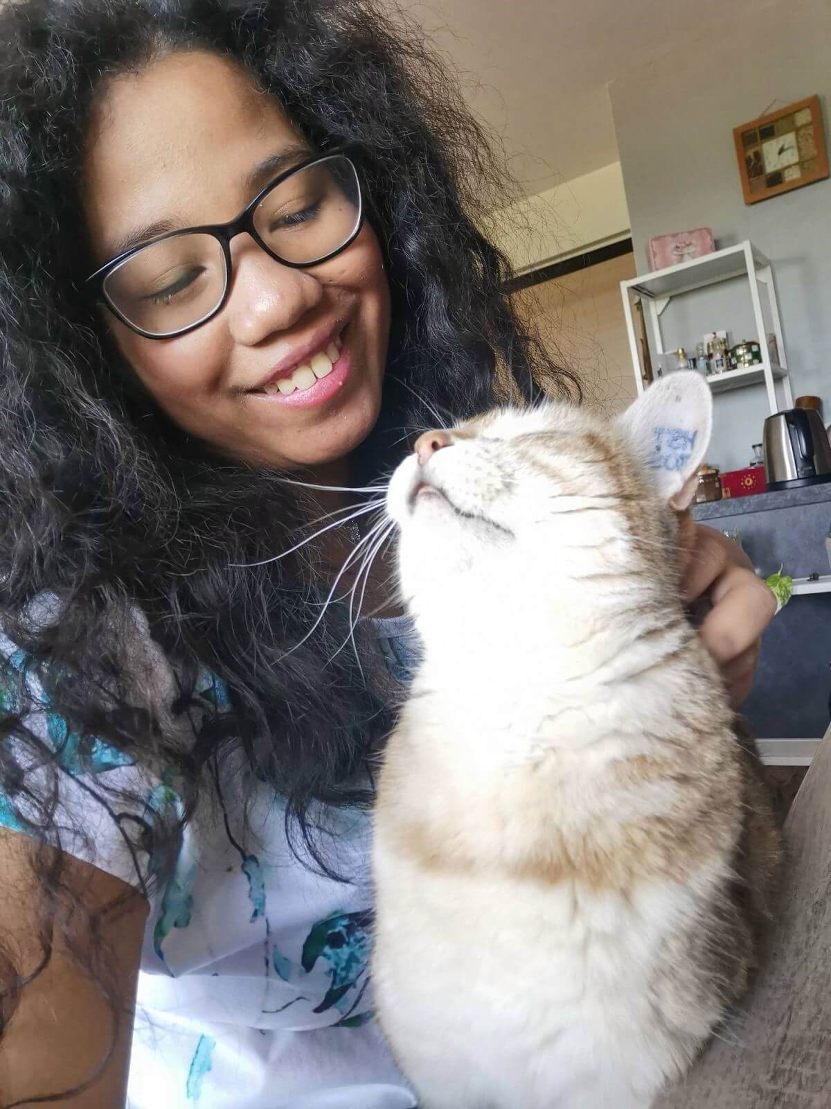 Mathilde et un chat lors d'une visite à domicile à Rouen