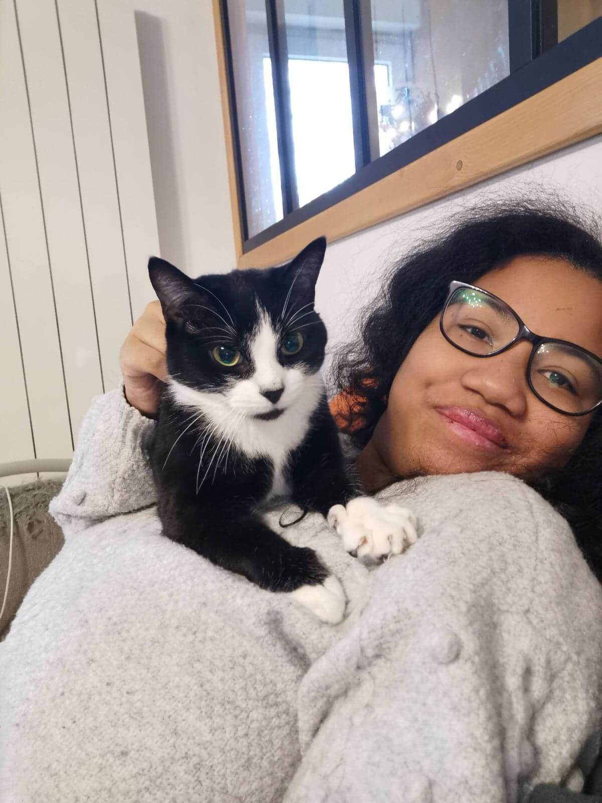 Câlin à un chat lors d'une visite à Rouen